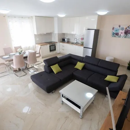 Skyline - Luxurious & Modern *